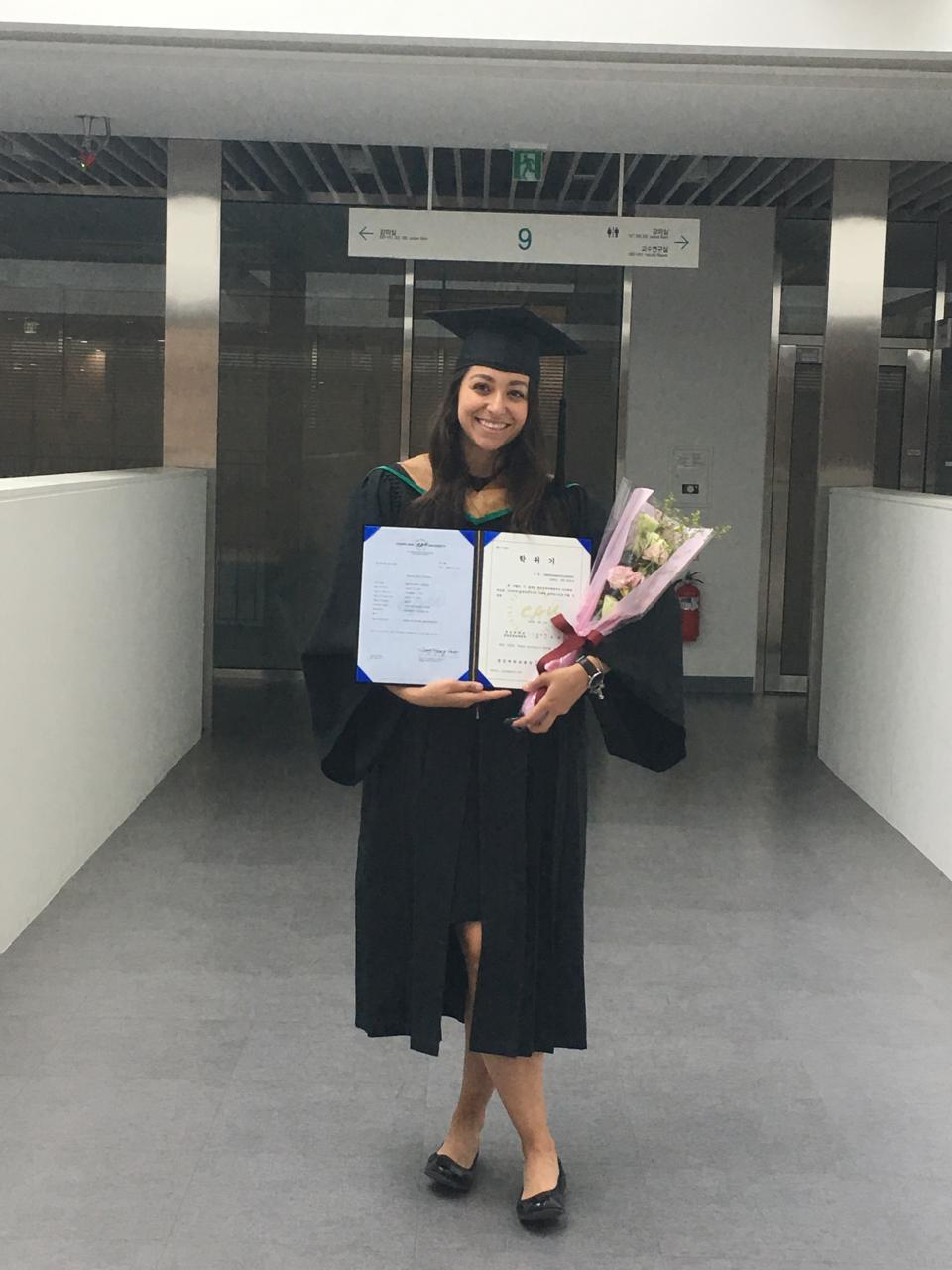 Ana Paula com o diploma da Chung-Ang University