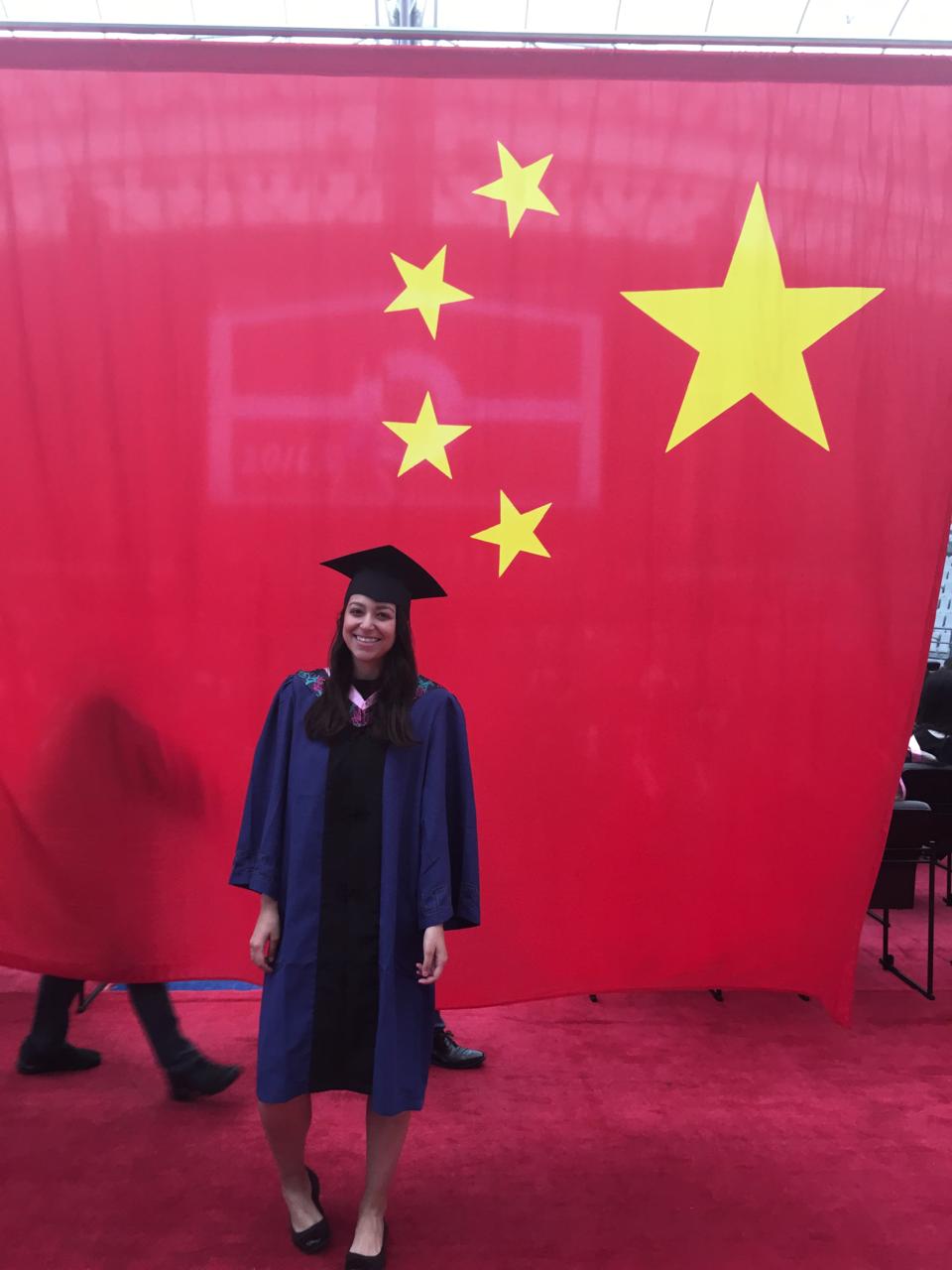 Ana Paula na cerimônia de formatura em Shanghai