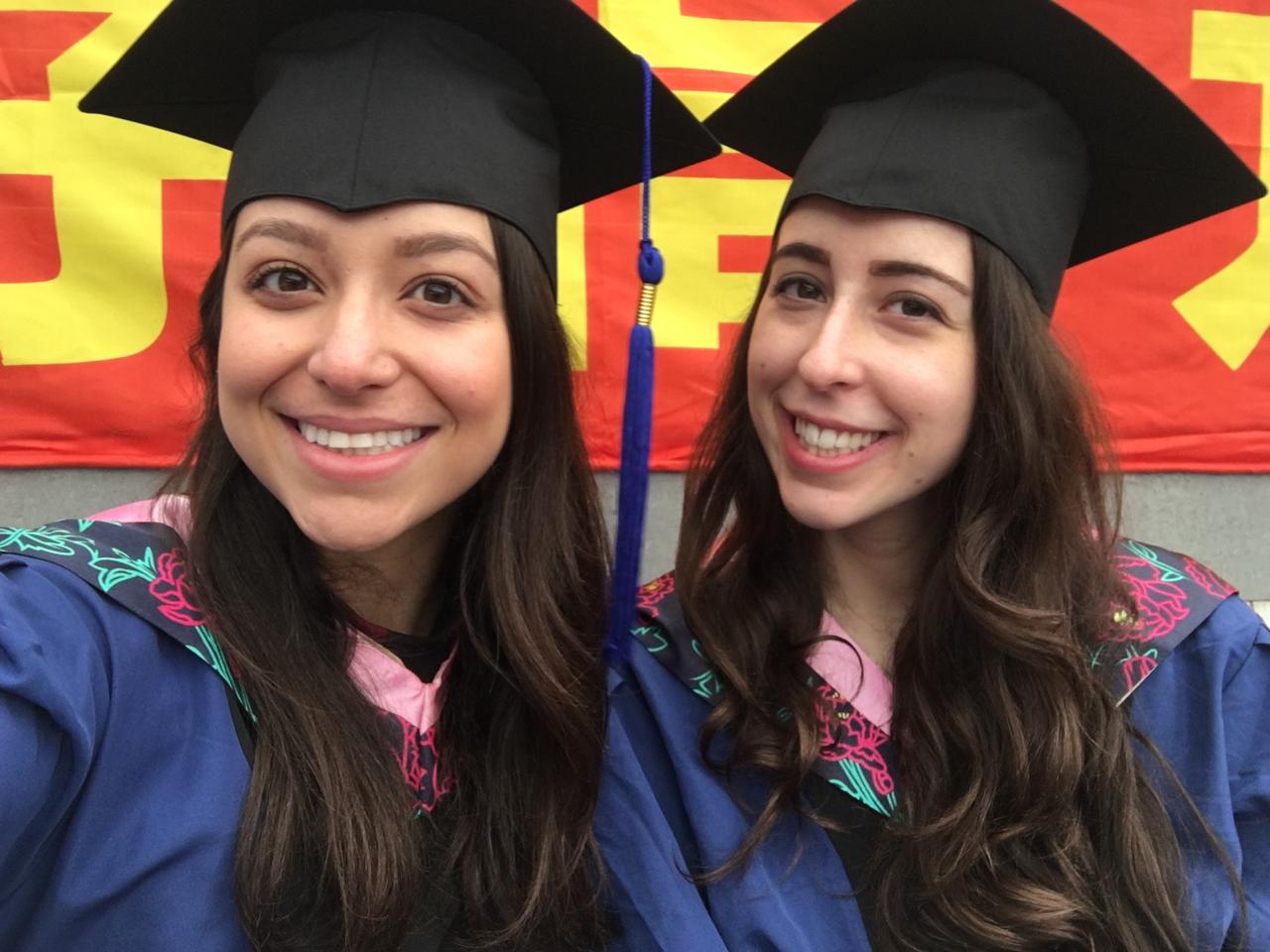 Ana Paula e colega de beca na formatura em Shanghai