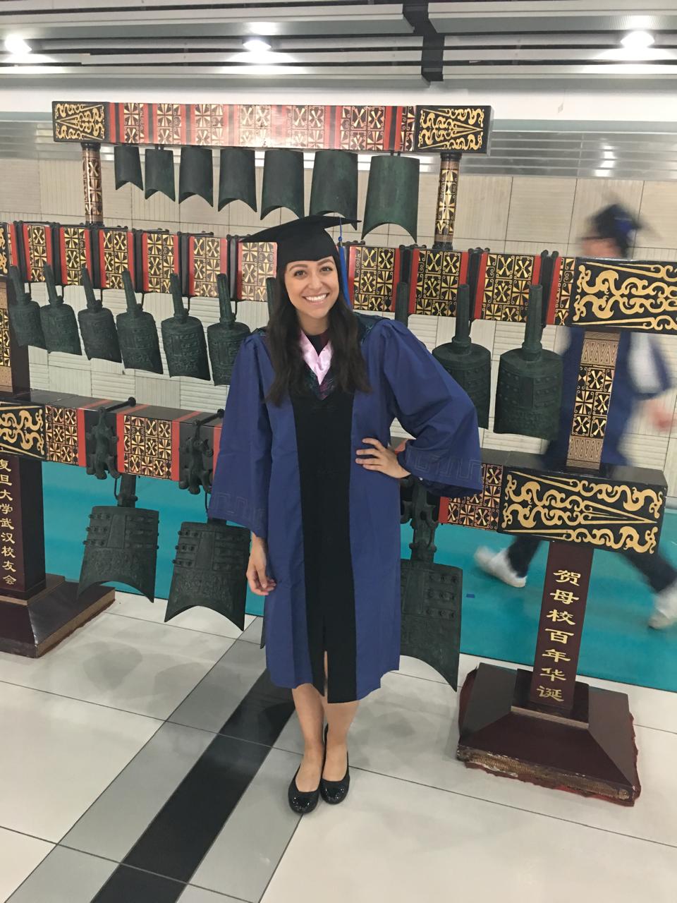 Ana Paula com beca na Fudan University