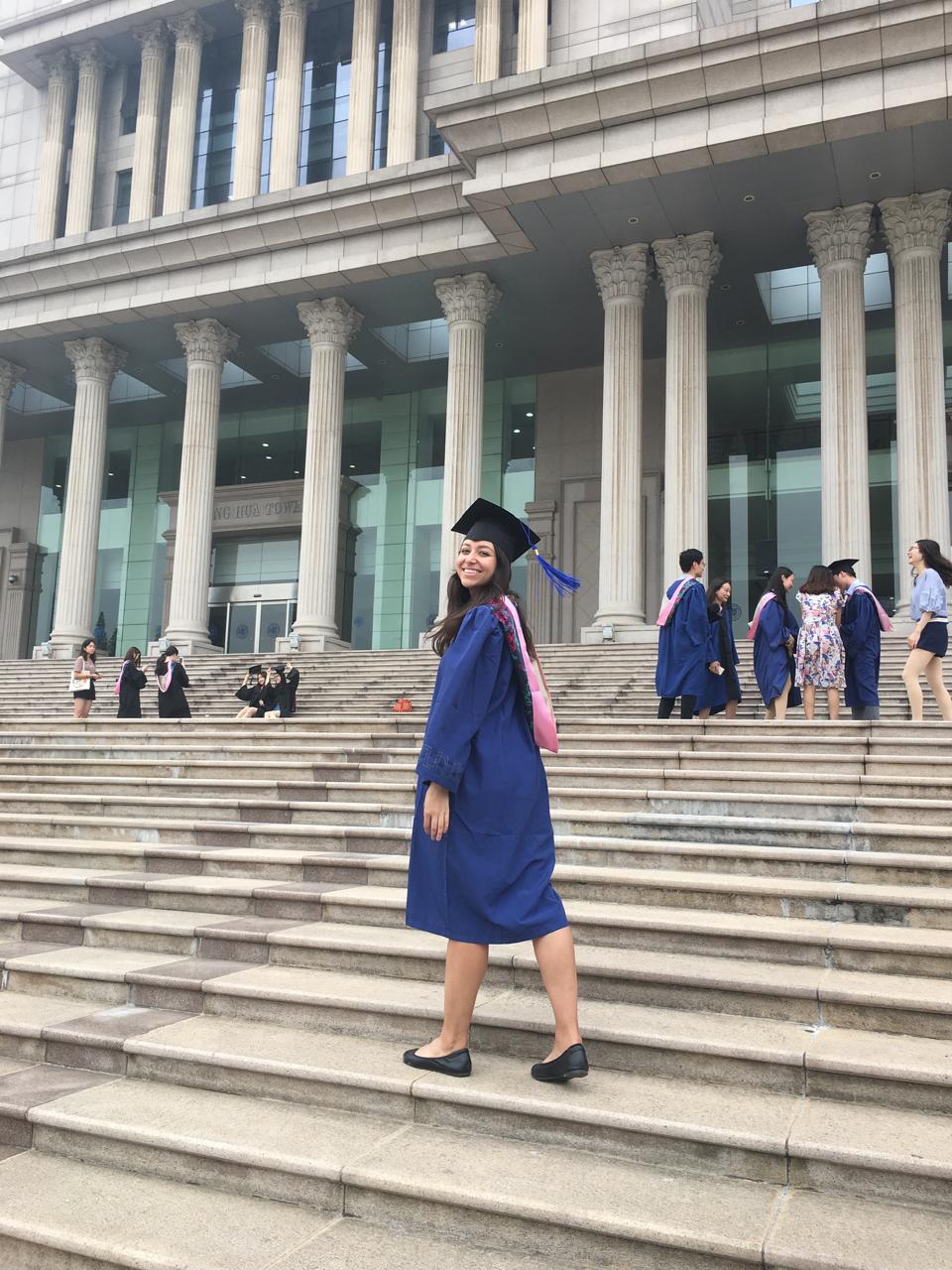 Ana Paula com beca nas escadarias da Fudan University